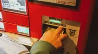 Tetap aman ambil uang di ATM di tengah pandemi virus corona dengan cara ini. (Foto: Unsplash)