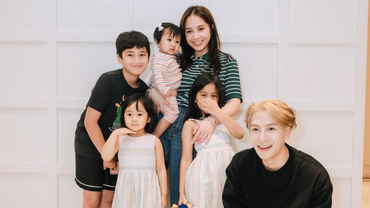 3 Potret Jackson Wang di Rumah Raffi Ahmad, Rayyanza Tampil Menggemaskan dengan Kostum Superhero
