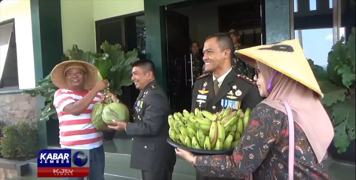Petani Tiba-Tiba Datangi Letkol TNI ke Kantor, Bawaannya Tak Terduga