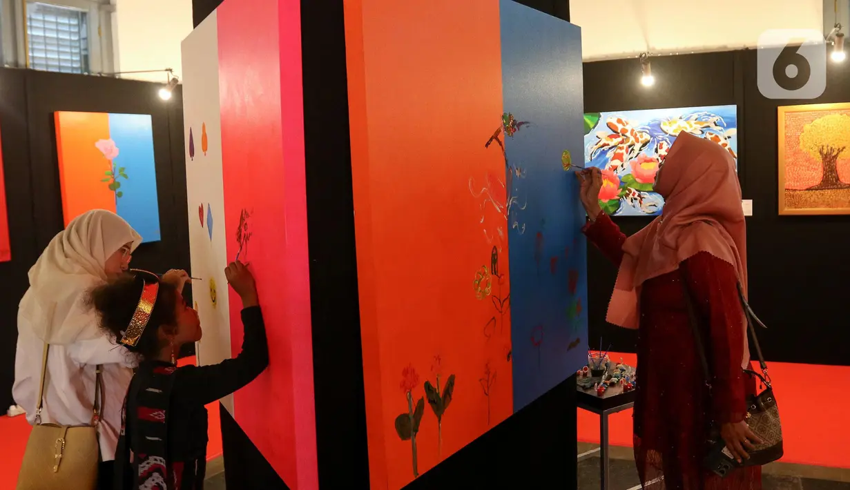 Ide pokok pameran lukisan tersebut senada dengan tema peringatan Hari Kebangkitan Nasional ke-117, yakni Bangkit Bersama Wujudkan Indonesia Kuat. (Liputan6.com/Herman Zakharia)
