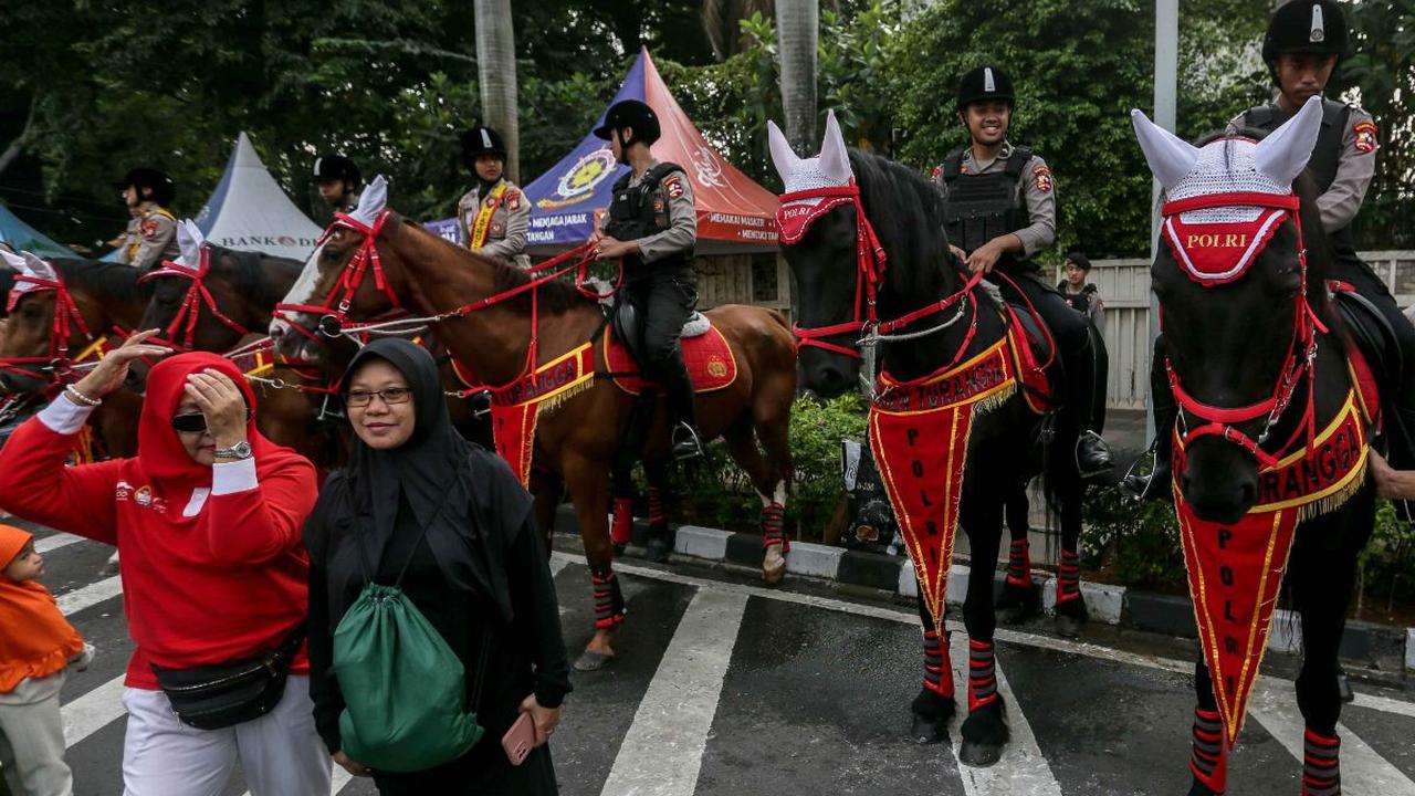 Tak hanya anak-anak, orang dewasa pun tak mau melewatkan kesempatan ini.

Mereka juga berfoto di depan pasukan Polisi Berkuda dari Detasemen Turangga Direktorat Polisi Satwa Polri.