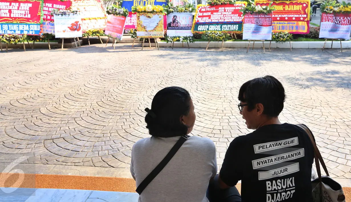 Dua orang warga terlihat duduk di teras pendopo Balai Kota DKI Jakarta, Selasa (9/5). Ada yang berbeda pagi ini, Gubernur DKI Basuki Tjahaja Purnama atau Ahok tidak ke Balai Kota terlebih dulu menjelang sidang pembacaan putusan. (Liputan6.com/Johan Tallo)