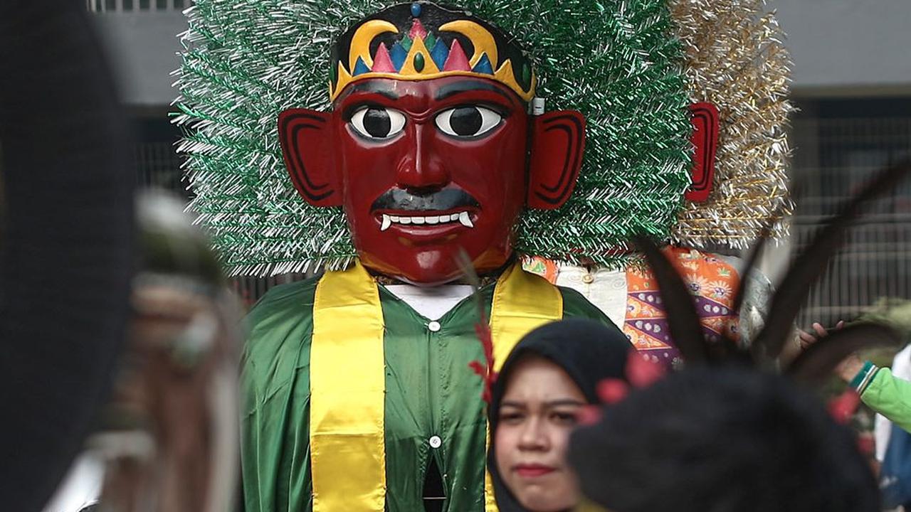 Penampilan ondel-ondel juga menambah parade dan apel Kesaktian Pancasila menjadi lebih berwarna.