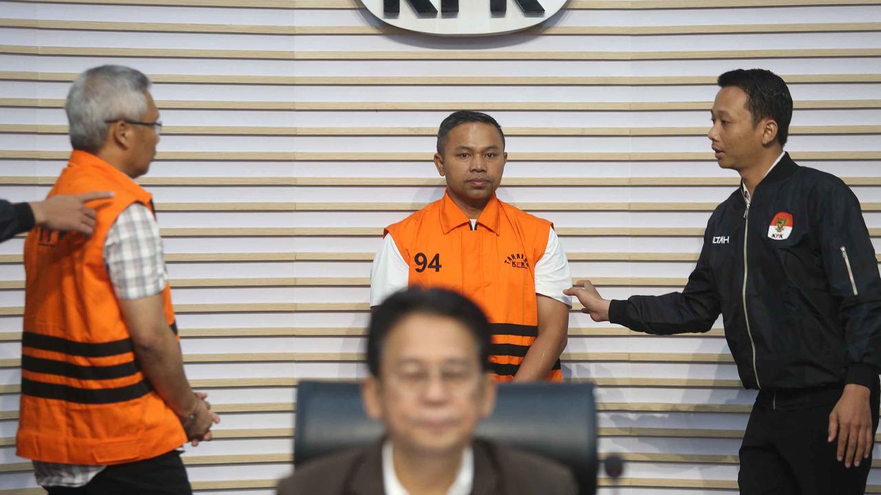 FOTO: Baru 9 Bulan Jadi Gubernur, Abdul Wahid Digelandang KPK dalam Kasus Pemerasan
