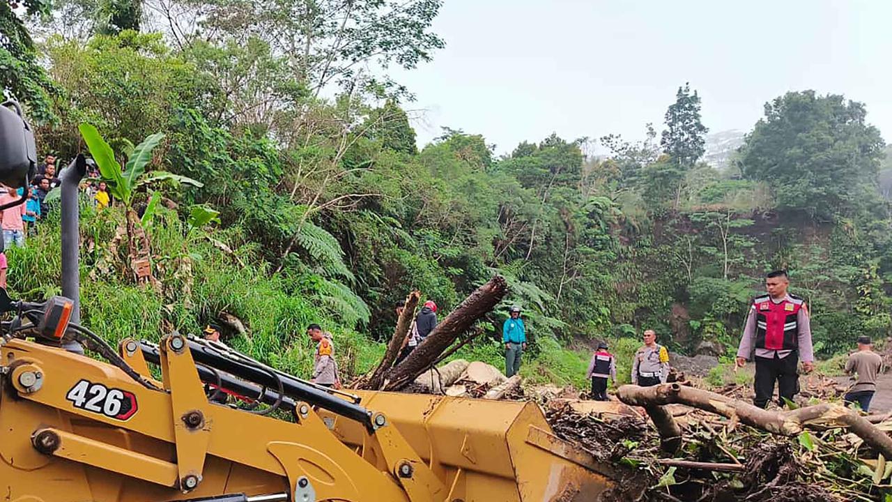 FOTO: Banjir Bandang Mauponggo: 6 Tewas, 4 Hilang, Puluhan Warga Mengungsi