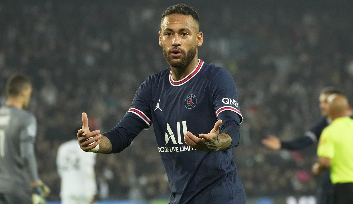 Neymar. Striker PSG ini terkenal dengan keterampilan menggiring bola yang ciamik, ciri khas para pemain Amerika Selatan. Namun kelebihan tersebut membuatnya dicap egois oleh para kritikus. Kegoisannya dengan bola justru menjadi sumber frustrasi rekan setim, Kylian Mbappe. (AP/Michel Euler)