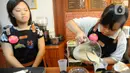 Penyandang down syndrome meracik kopi untuk pengunjung di Kopi Kamu, Kebayoran Baru, Jakarta Selatan, Selasa (5/12/2023). (merdeka.com/Arie Basuki)