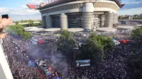 Suka cita mewarnai perayaan juara Inter Milan pada musim ini di Stadion Giuseppe Meaza, Milan, Italia, Minggu (17/05/2026) waktu setempat. (AP Photo/Luca Bruno)