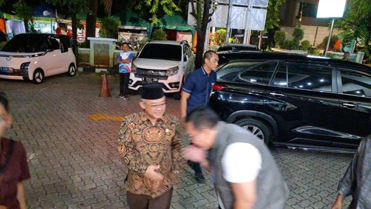 Mendikdasmen Abdul Mu'ti Jenguk Korban Ledakan SMAN 72 Jakarta di RSIJ, Pastikan Penanganan Optimal
