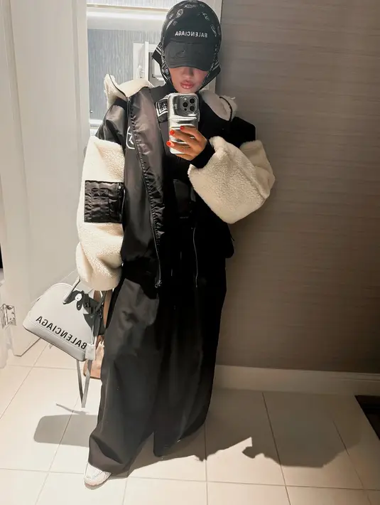 Seperti OOTD yang satu ini, di mana Agnez Mo padukan puff jacket dengan oversized pants. Ia juga nampak kenakan topi dan scarf sebagai aksesori kepala yang stylish [@agnezmo]