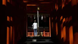 Seorang pengunjung melihat Kuil Ikuta di pusat Kobe (5/10/2019). Kuil, dengan sejarah lebih dari 1.800 tahun ini dikatakan sebagai salah satu kuil tertua di Jepang. (AFP Photo/Monteforte)