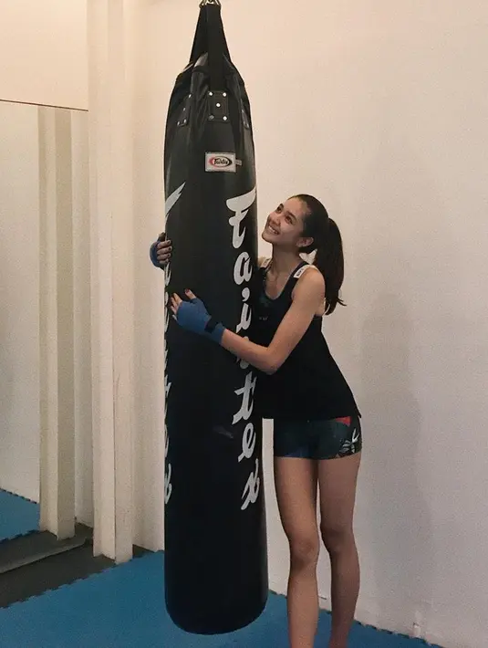 Meski sedang berolahraga, Mikha juga tetap menjaga penampilannya. Mikha acapkali tampil modis dan memesona meski berkeringat saat olahraga. Calon mahasiswi Universitas Harvard ini sudah pernah menjajal basket, angkat beban, boxing, kettlebell windmills hingga crossfit.(Liputan6.com/IG/@miktambayong)