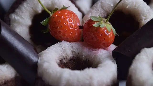 Putu Ayu Cokelat Stroberi