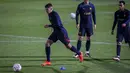 Bek Portugal Antonio Silva (Kiri) dan rekan satu timnya menghadiri sesi latihan di kamp pelatihan "Cidade do Futebol" di Oeiras, pinggiran Lisbon, Rabu (16/11/2022). Timnas Portugal akan menghadapi Timnas Nigeria di Estadio Jose Alvalade, Lisbon pada 18 November 2022, dalam laga pemanasan terakhir sebelum Piala Dunia 2022. (AP Photo/Armando Franca)