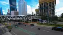 Untuk diketahui, Kebijakan Work From Home (WFH) ini berlaku setiap hari Jumat untuk Aparatur Sipil Negara (ASN) baik di instansi pusat maupun daerah mulai April 2026. Tampak dalam foto, suasana ruas jalan Jenderal Sudirman, Jakarta, saat pemberlakukan kebijakan Work From Home (WFH) untuk Aparatur Sipil Negara (ASN), Jumat (10/4/2026). (Kapanlagi.com/Budy Santoso)