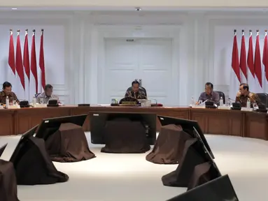 Presiden Joko Widodo memimpin Rapat Terbatas Evaluasi Proyek Strategis Nasional di Kantor Presiden, Jakarta, Senin (16/4). Jokowi mengatakan proyek strategis nasional yang mulai dikerjakan pada 2018 agar segera dieksekusi. (Liputan6.com/Angga Yuniar)