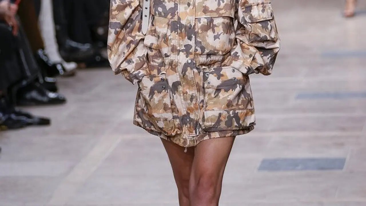 Gigi Hadid di peragaan busana Isabel Marant untuk koleksi ready-to-wear Musim Semi/ Panas 2023. (AP Photo/Francois Mori)