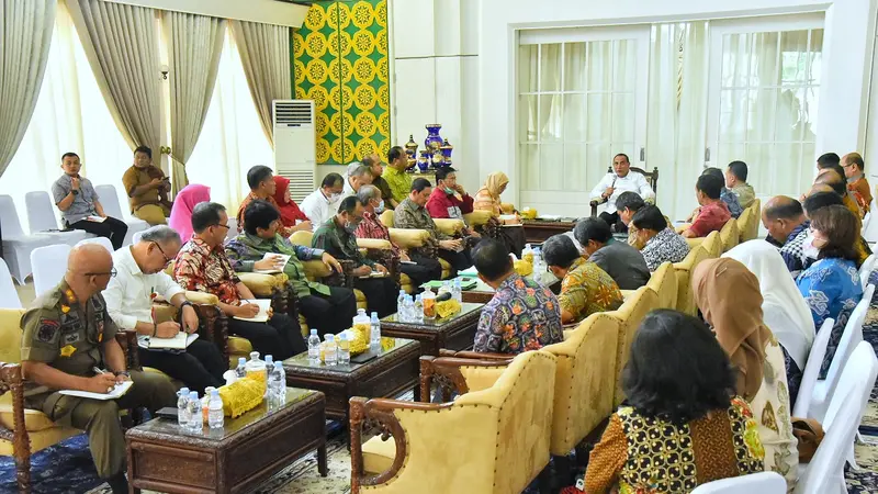 Edy memimpin rapat dengan OPD Pemprov Sumut