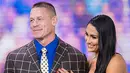 John Cena, baru saja melamar kekasihnya, Nikki Bella. Di ring gulat tempatna bertanding, John mengungkapkan perasaannya dengan menyematkan cincin di jari manis kekasihnya tersebut. (doc.hollywoodlife.com)