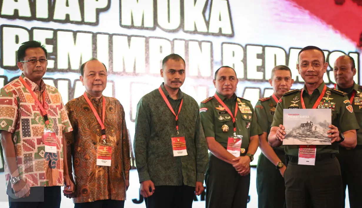 KSAD Jenderal TNI Mulyono memberikan buku fotografi, Pengabdian Prajurit Kartika kepada pimpinan redaksi media massa nasional di Balai Kartini, Jakarta, Rabu (10/8). Judul buku mengacu pada lambang dan semboyan panji TNI AD (Liputan6.com/Faizal Fanani)