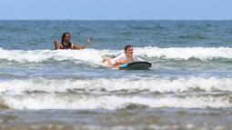 Surfing termasuk aktivitas wisata air yang sangat populer di Bali. 
Disana banyak pantai yang memiliki ombak dan arus yang sangat bagus untuk berselancar. (Bola.com/M iqbal Ichsan)