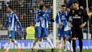 Para pemain Espanyol merayakan kemenangan atas Real Madrid pada laga La Liga di Stadion RCDE, Barcelona, Selasa (27/2/2018). Espanyol menang 1-0 atas Real Madrid. (AFP/Josep Lago)