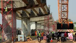 Pekerja melakukan aktivitas pembangunan proyek jalan tol Bekasi-Cawang-Kampung Melayu (Becakayu) di Kalimalang, Jakarta, Sabtu (27/6). Pengerjaan proyek tersebut dikebut untuk mengantisipasi kemacetan ketika musim mudik. (Liputan6.com/Johan Tallo)