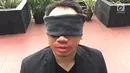 Vicky Prasetyo ditutup matanya saat mengikuti rangkaian acara 'Bridal Shower' di Jakarta, Kamis (25/1). Acara tersebut digelar sebelum menyambut resepsi pernikahan mereka pada Februari 2018. (Liputan6.com/Immanuel Antonius)