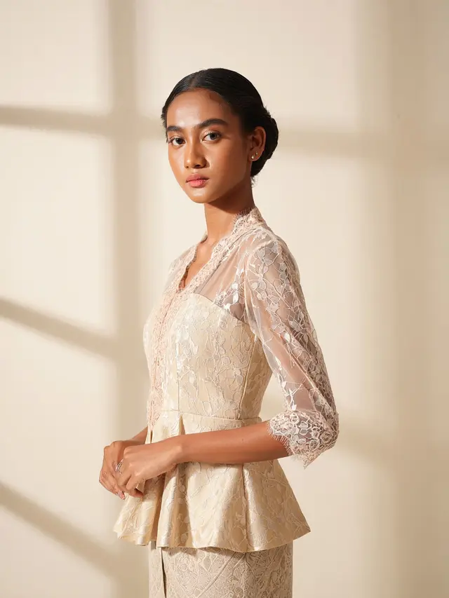 Model Kebaya Brokat Lengan 3/4