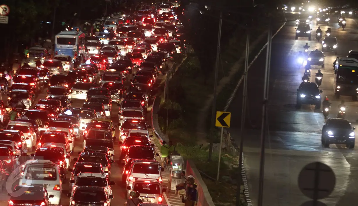 Sejumlah pusat perbelanjaan di Jakarta menjadi salah satu tempat sejumlah warga memanfaatkan hari cuti bersama sehingga jalan-jalan di Jakarta mengalami kemacetan, Jakarta, Senin (2/1). (Liputan6.com/Immanuel Antonius)