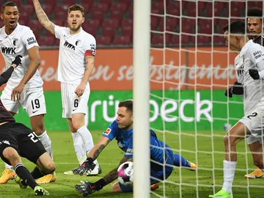 Penyerang Bayern Munchen, Thomas Mueller, berusaha mencetak gol ke gawang Augsburg dalam laga lanjutan Liga Jerman di WWK Arena, Kamis (21/1/2021) dini hari WIB. Bayern Munchen menang 1-0 atas Augsburg. (AFP/Andreas Gebert/pool)