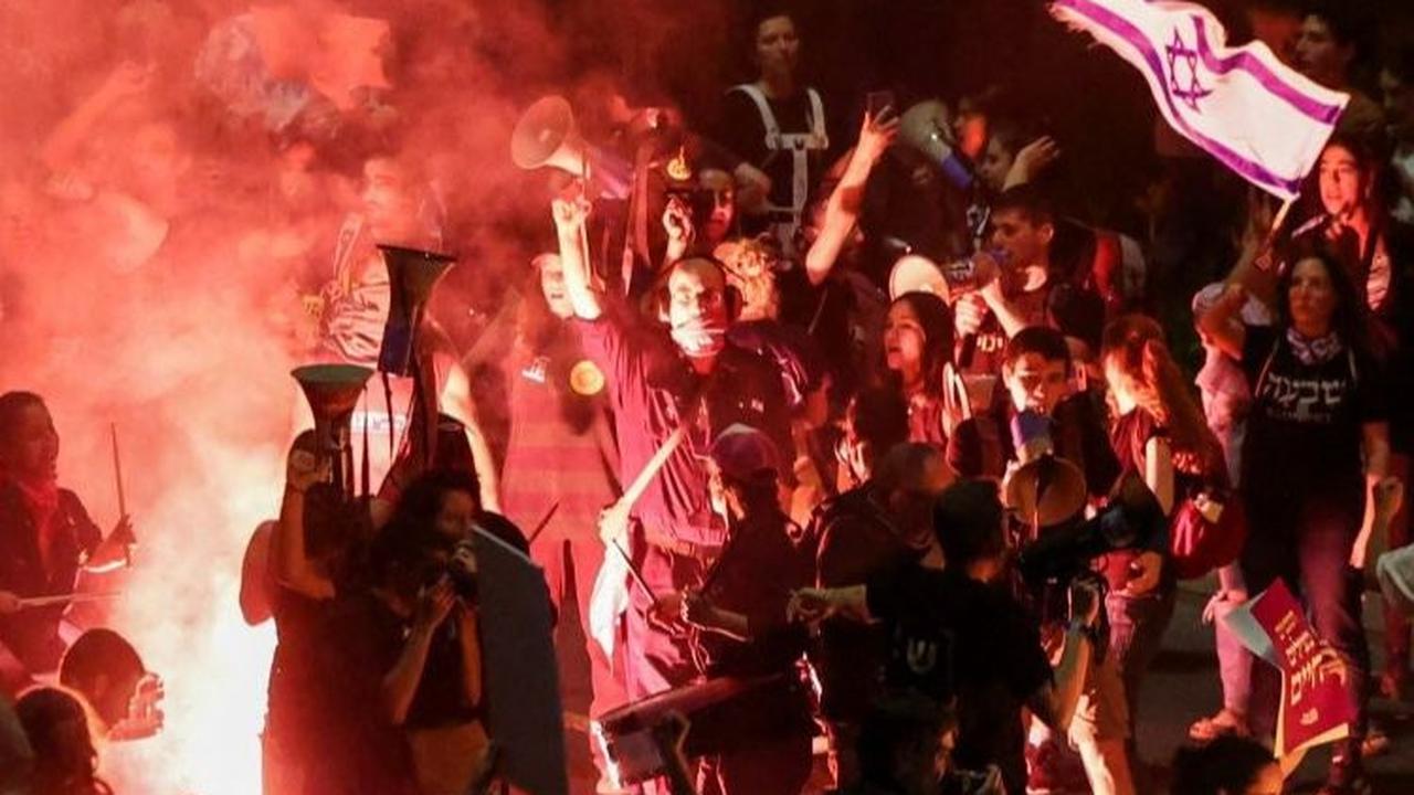 Selain itu, mereka juga menuntut pemerintah segera merampungkan gencatan senjata dengan Hamas untuk membebaskan sandera Israel di Gaza. Foto: REUTERS / Ronen Zvulun<br>