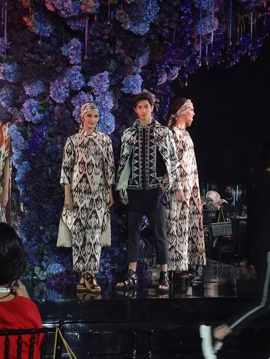 <p>Maudy Koesnaedi juga disebut lebih mirip kakak dari Eddy ketimbang ibunya karena paras awet mudanya. (Instagram/eddy_mm).</p>