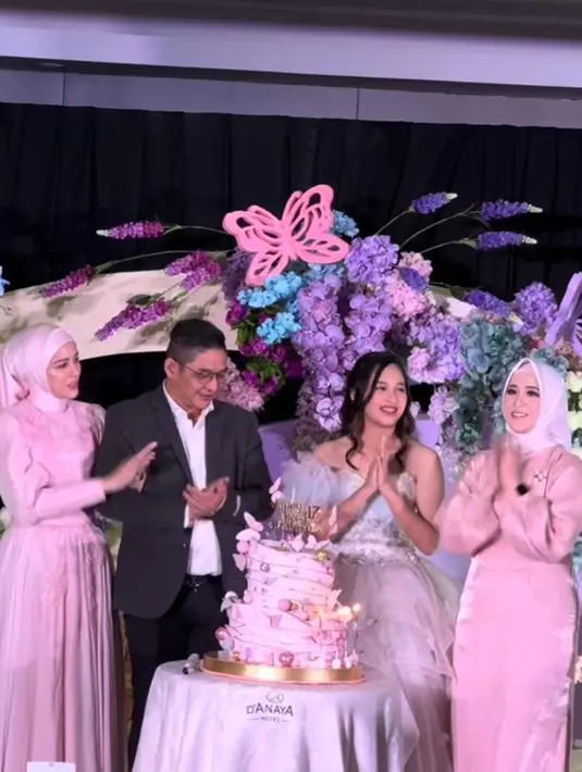 Shakiena Azalea, putri kandung dari Pasha Ungu dan Okie Agustina baru saja merayakan ulang tahun ke-17. [Foto: IG/adeliapasha].