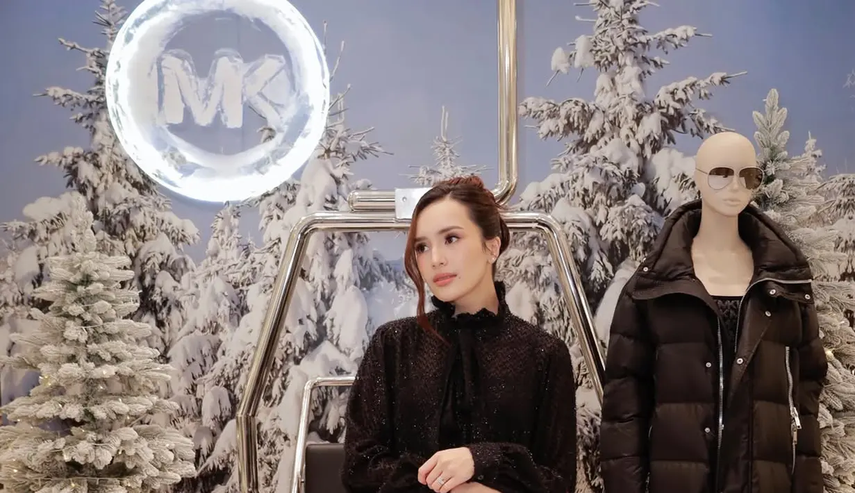 Beby Tsabina tampil manis dengan mini dress lengan panjang glitter bergaya Victorian yang elegan. Dipadu dengan heels bertali kristal dan Nubuck Bag berwarna cokelat [@bebytsabina]