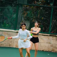 Dian Sastro dan Anya Geraldine serta beberapa artis tanah air lain baru saja terlihat bermain tenis bersama. Beberapa foto yang diunggah menarik untuk disimak, bahkan banjir pujian dari netizen. [Foto: Instagram/therealdisastr]