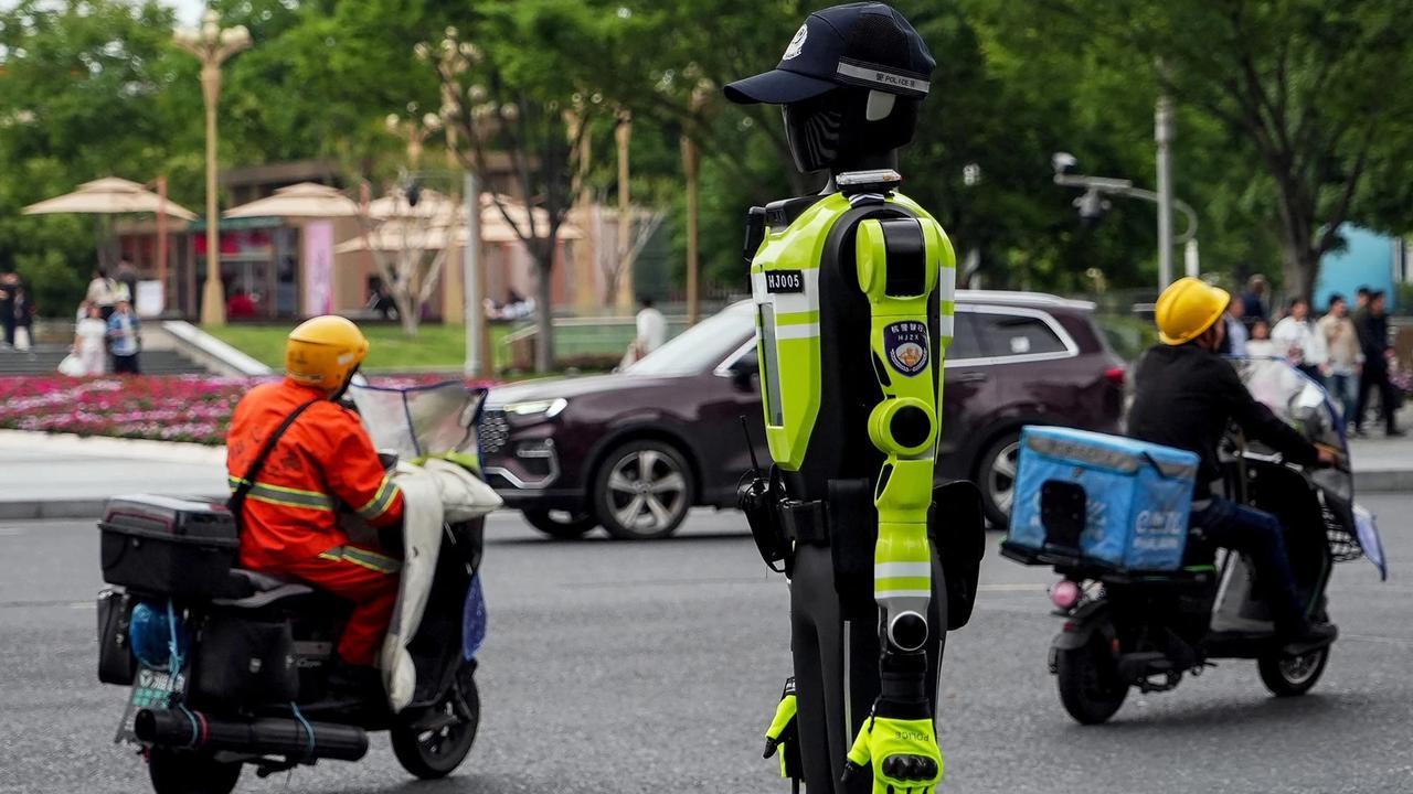 FOTO: China Kerahkan Robot Humanoid Canggih untuk Atur Lalu Lintas