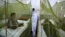 Pasien yang menderita demam berdarah, penyakit yang ditularkan oleh nyamuk, dirawat di bangsal isolasi, di sebuah rumah sakit di Lahore, Pakistan, Jumat (23/9/2022). Pakistan telah mengerahkan ribuan dokter dan paramedis tambahan di provinsi yang paling parah dilanda banjir di negara itu untuk menahan penyebaran penyakit yang telah menewaskan lebih dari 300 orang di antara para korban banjir, kata para pejabat. (AP Photo/K.M. Chaudary)