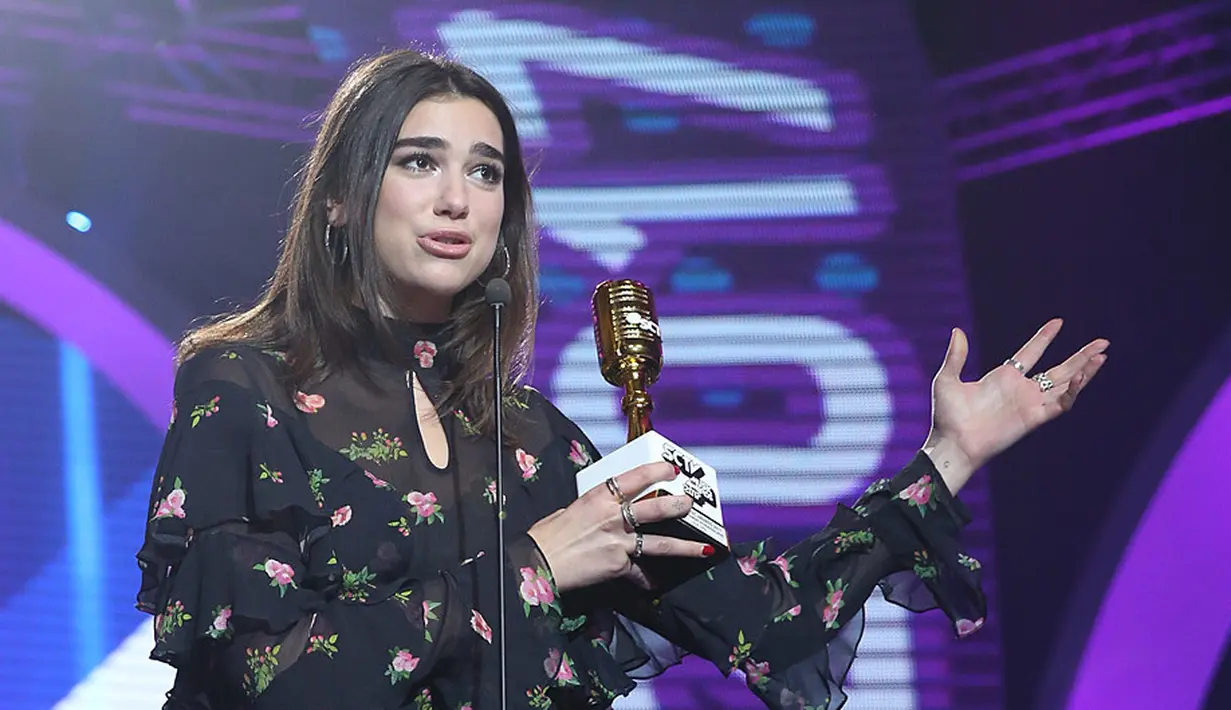Menerima trofi kemenangan itu Dua Lipa pun menyampaikan rasa syukur dan terima kasih kepada semua pihak yang telah berperan penting untuk kesuksesannya dalam berkarier. (Bambang E.Ros/Bintang.com)