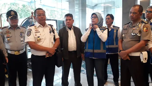Direktur Utama PT. Jasa Marga (Persero) Tbk (JSMR) Desi Arryani bersiap melakukan pemeriksaan Tol Trans Jawa. Liputan6.com/Bawono Yadika
