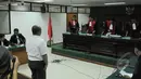 Gulat Manurung divonis dengan pidana tiga tahun penjara dan denda Rp 100 juta subsider tiga bulan kurungan, Pengadilan Tipikor, Jakarta, Senin (23/2/2015).(Liputan6.com/Herman Zakharia) 