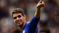 Gelandang Chelsea, Oscar, merayakan golnya ke gawang Aston Villa di laga lanjutan Liga Primer Inggris di Stadion Stamford Bridge, London, (27/9/2014). Chelsea unggul 3-0 atas Aston Villa. (AFP PHOTO/Carl Court)