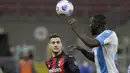 Bek Napoli, Kalidou Koulibaly bersaing memperebutkan bola dengan bek AC Milan, Diogo Dalot dalam duel lanjutan Liga Italia musim 2020/21 di San Siro, Senin dinihari WIB (15/3/2021). AC Milan menyerah dengan skor tipis 0-1 ketika menjamu Napoli. (AP Photo/Luca Bruno)