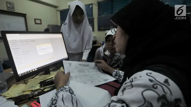Orang Tua dan Calon Siswa Antusias di Hari Pertama Pendaftaran sekolah