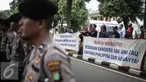 Para pengunjuk rasa membentangkan spanduk dijalan saat melakukan orasi di depan Kedutaan Besar Filipina, Jakarta, Kamis (14/7). Dalam aksinya mereka menuntut agar ABK WNI yang disandera di Filipina dibebaskan. (Liputan6.com/Faizal Fanani)