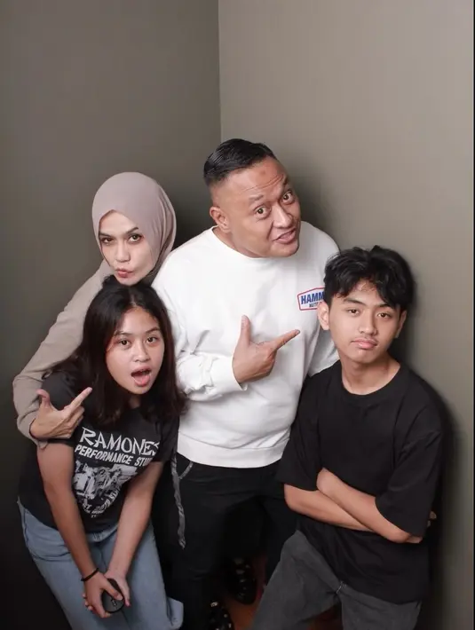 Ditengah kesibukannya syuting dan kegiatan lain, ia tetap memiliki waktu bersama keluarga. Melalui akun instagramnya, Bembi kerap membagikan momen quality time bersama keluarga. [Instagram/bemby_putuanda]