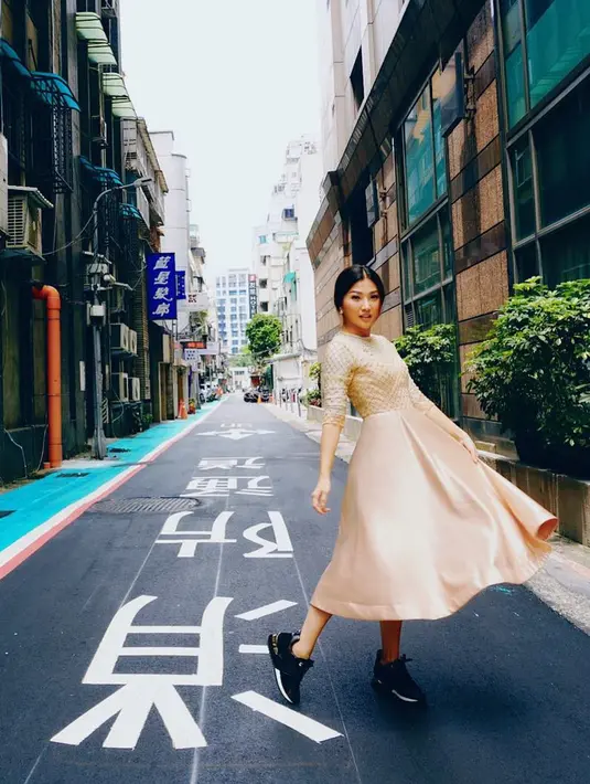 Bukan karena masalah rumah tangga, ternyata Sarwendah pergi ke Hongkong demi keluarga tercinta. Ia sibuk mengurus banyak hal terkait dengan bisnis yang akan dibangun sang suami di sana. (Instagram/sarwendah29)