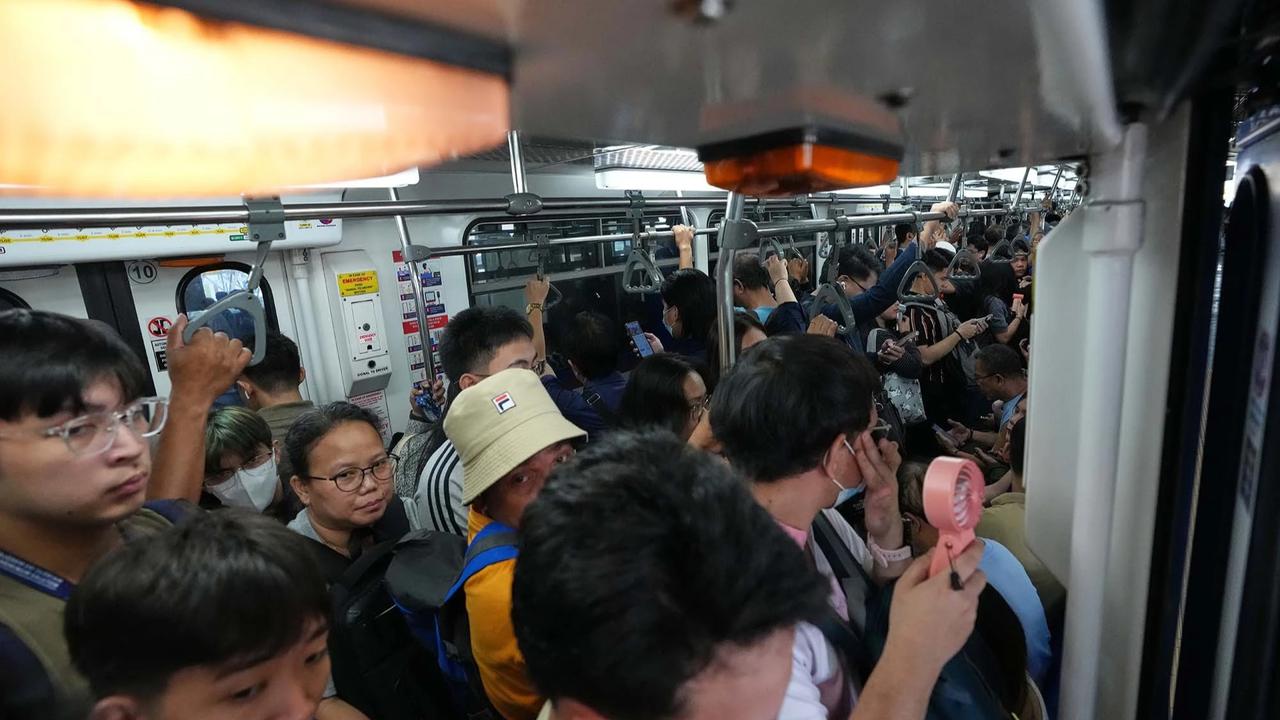 FOTO: Penumpang MRT Membludak Dampak Krisis BBM di Filipina
