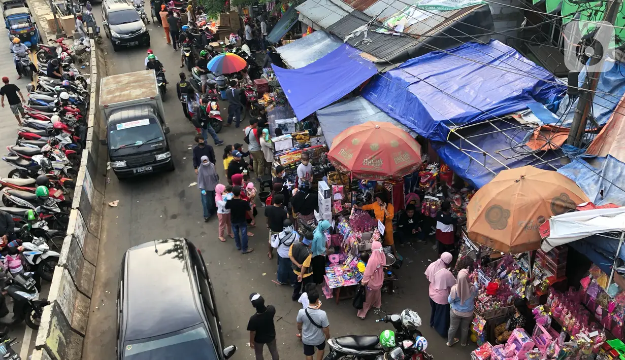 Suasana kawasan Pasar Gembrong yang dipadati warga di Jatinegara, Jakarta Timur, Minggu (31/5/2020). Meski penerapan Pembatasan Sosial Berskala Besar (PSBB) Jakarta masih berlaku, namun pasar yang khusus menjual pernak-pernik mainan anak ini kembali dipadati warga. (Liputan6.com/Immanuel Antonius)