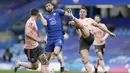 Striker Chelsea, Olivier Giroud (tengah) berebut bola dengan bek Sheffield United, Phil Jagieka dalam laga perempatfinal Piala FA 2020/2021 di Stamford Bridge, London, Minggu (21/3/2021). Chelsea menang 2-0 atas Sheffield United. (AP/Kirsty Wigglesworth)